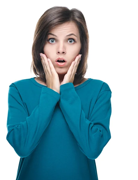 Verrast jonge vrouw in een blauw shirt. geïsoleerd op witte backgro — Stockfoto