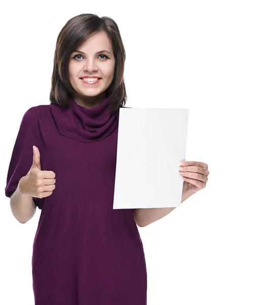 Ελκυστική νεαρή γυναίκα σε ένα κόκκινο φόρεμα. κατέχει μια αφίσα και showin — Φωτογραφία Αρχείου