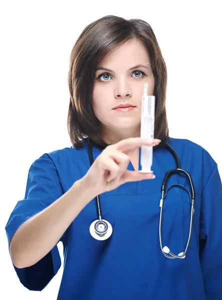 Attraktiv ung sjuksköterska i uniform. håller sprutan. isolerad på wh — Stockfoto