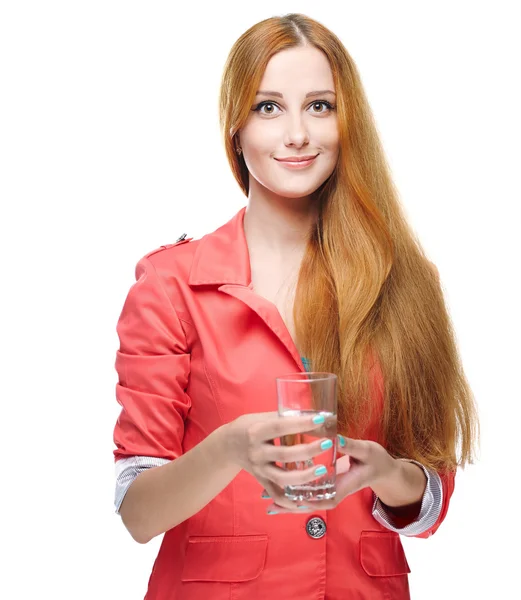 Aantrekkelijke jonge vrouw in een roze jasje. een glas van mijn bedrijf — Stockfoto