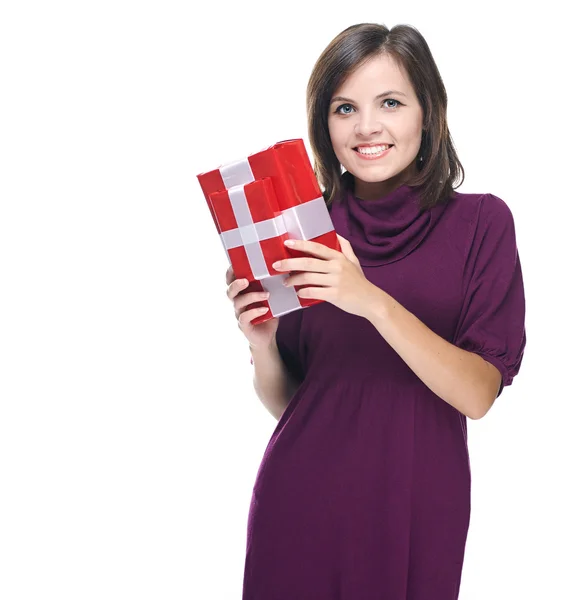Привлекательная молодая женщина в красном платье. Держит подарочную коробку . — стоковое фото