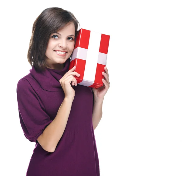 Attraktive junge Frau im roten Kleid. hält eine Geschenkschachtel. — Stockfoto