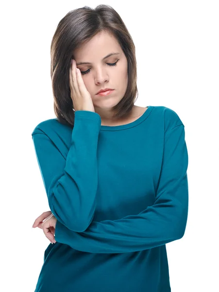 Una joven atractiva con una camisa azul. Sufriendo de un dolor de cabeza — Foto de Stock