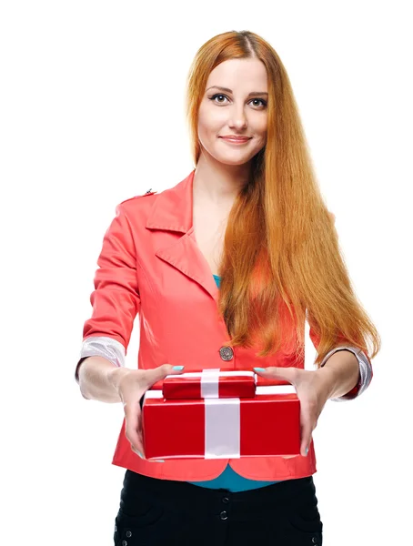 Attraktive junge Frau in roter Jacke. hält eine Geschenkbox in der Hand. — Stockfoto