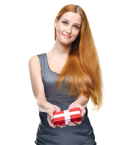 Attraktive junge Frau im grauen Businesskleid. hält ein Geschenk in Händen — Stockfoto