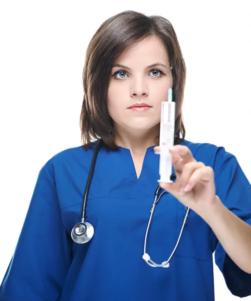 Attraktiv ung sjuksköterska i uniform. håller sprutan. isolerad på wh — Stockfoto