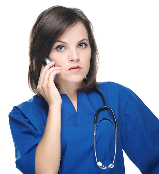 Enfermeira jovem e atraente com um estetoscópio. Falando em um p móvel — Fotografia de Stock