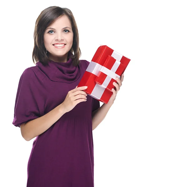 Attraktive junge Frau im roten Kleid. hält eine Geschenkschachtel. — Stockfoto