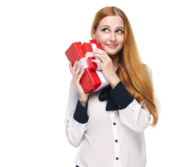 Attraktive junge Frau in weißer Bluse. hält eine Geschenkschachtel. Isol — Stockfoto