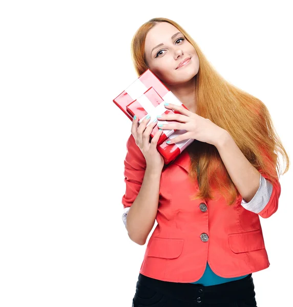 Attraktive junge Frau in roter Jacke. hält eine Geschenkbox in der Hand. — Stockfoto