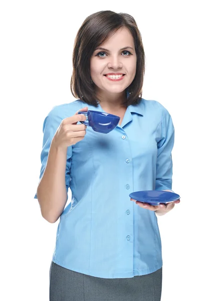 Attraktive junge Frau in blauer Bluse. hält eine blaue Tasse. — Stockfoto