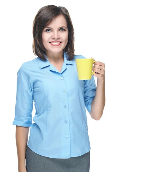 Una joven atractiva con una blusa azul. Sostiene un vaso amarillo . — Foto de Stock