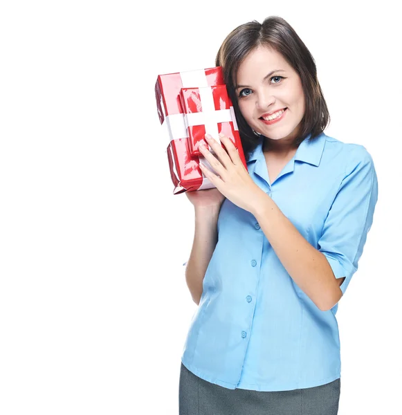 Atraktivní mladá žena v modré halenky. drží dárkový box. — Stock fotografie