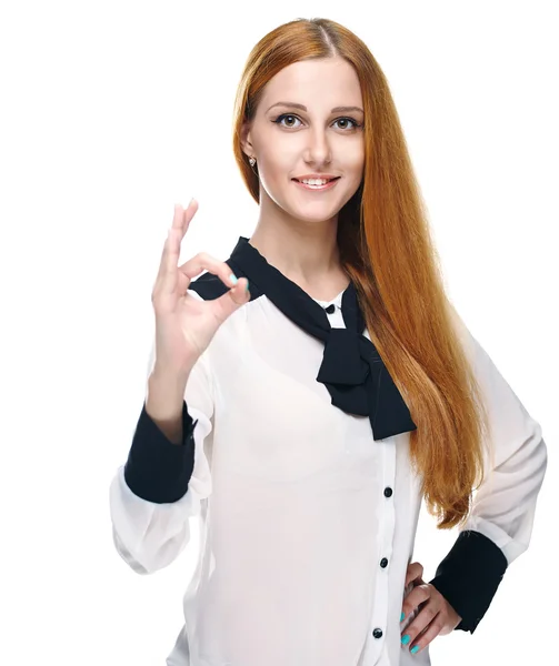 Привлекательная молодая женщина в белой блузке. Показывает знак хорошо . — стоковое фото