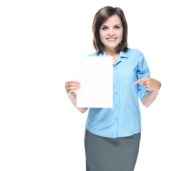 Attraktive junge Frau in blauer Bluse. hält ein Plakat und poin — Stockfoto