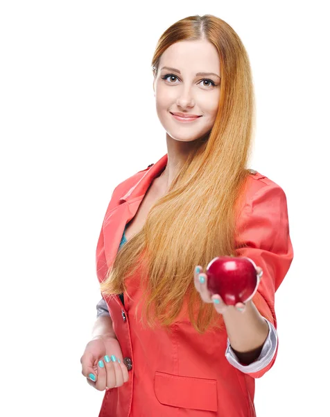 Aantrekkelijke jonge vrouw in een roze jasje. houdt een rode appel. — Stockfoto