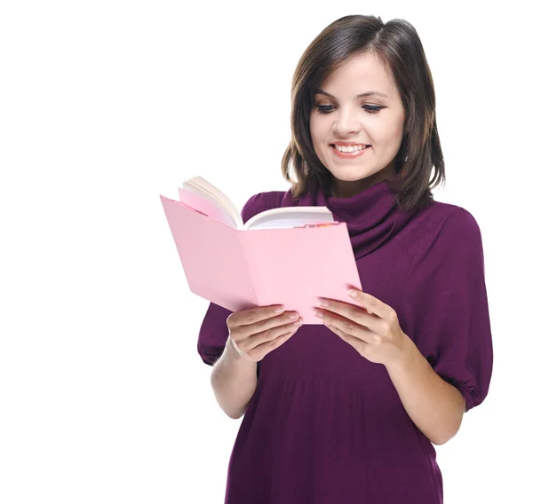 Ελκυστική νεαρή γυναίκα σε ένα κόκκινο φόρεμα. διαβάζει ροζ βιβλίο. — Φωτογραφία Αρχείου