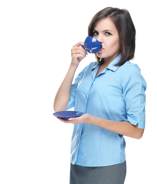 有魅力的年轻女人在一件蓝色衬衫。喝了从一个蓝色的铜 — 图库照片