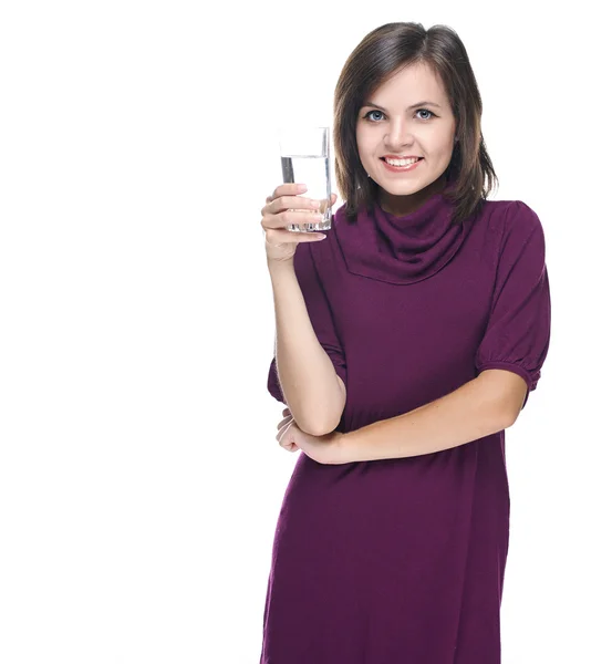 Atractiva joven con un vestido rojo. Sosteniendo un vaso de Minera —  Fotos de Stock