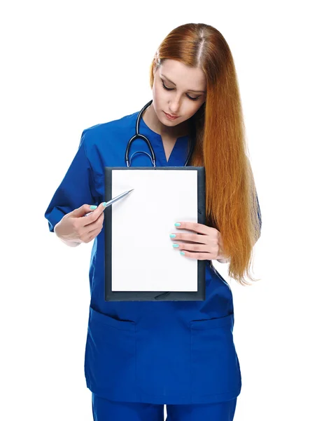 Jeune infirmière attirante avec stéthoscope. Tient affiche et poin — Photo