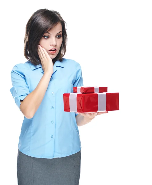 Verrast jonge vrouw in een blauwe blouse. houdt een doos van de gift. — Stockfoto