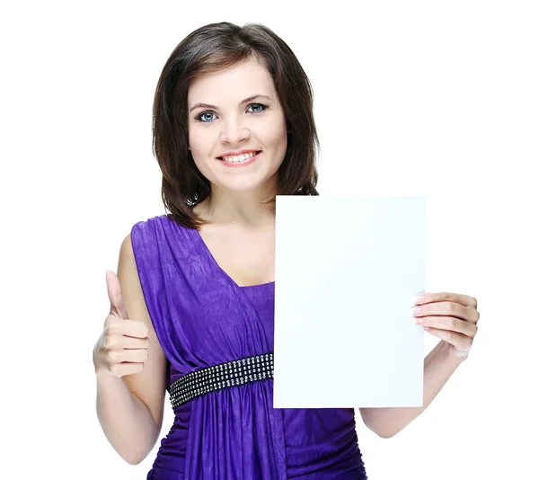 Ελκυστική νεαρή γυναίκα σε ένα μοβ φόρεμα. κατέχει μια αφίσα και τα γυρί — Φωτογραφία Αρχείου