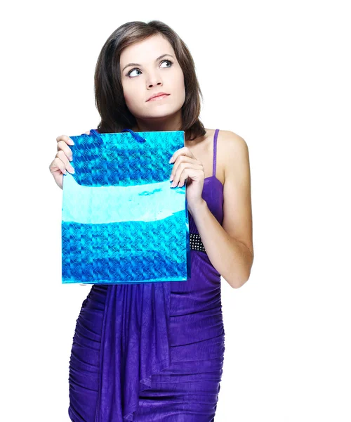 Krásná dívka v fialové šaty s taškou pro nákupy. — Stock fotografie