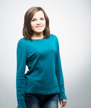 çekici genç kadın mavi gömlekli. gri bir arka plan üzerinde