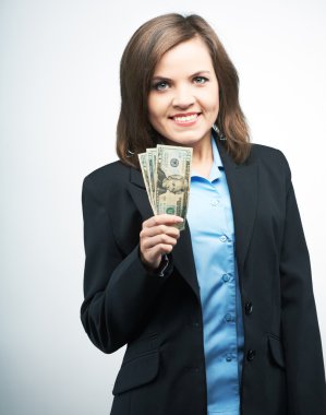 siyah ceketli genç kadın gülümsüyor. dolar tutan. 