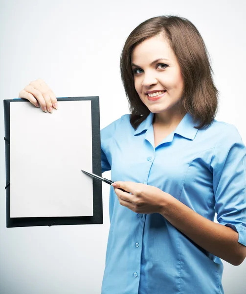 Feliz joven con una blusa azul. Sostiene un cartel y puntos en — Foto de Stock