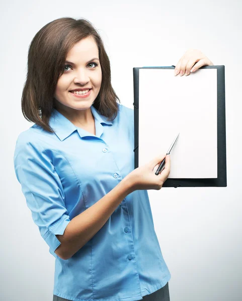 Lächelnde junge Frau in blauer Bluse. hält ein Plakat und weist darauf hin — Stockfoto