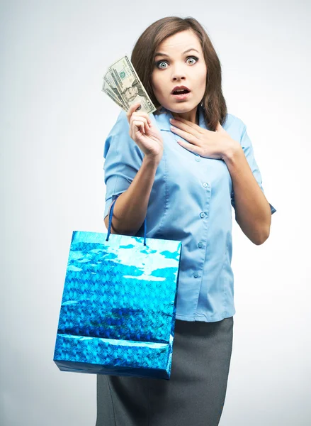 Verrast jonge vrouw in een blauwe blouse. heeft een geschenk tas en mon — Stockfoto