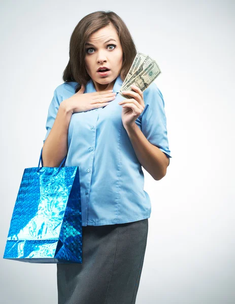 Verrast jonge vrouw in een blauwe blouse. heeft een geschenk tas en mon — Stockfoto