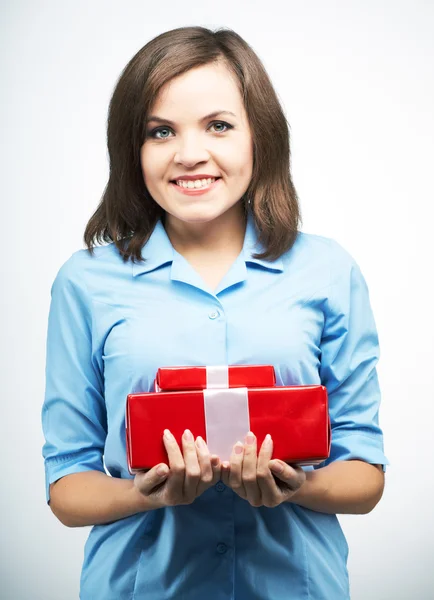 블루 셔츠에 웃는 젊은 여자. 빨간 선물 상자를 들고. — 스톡 사진