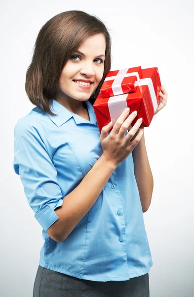 Una joven atractiva con una camisa azul. Sosteniendo caja de regalo roja . —  Fotos de Stock