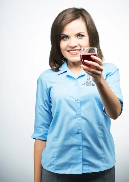 Una joven atractiva con una camisa azul. Sosteniendo una copa de vino . — Foto de Stock