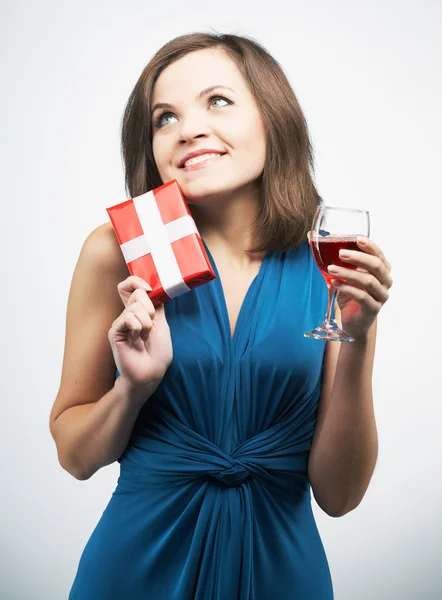 Attraente giovane donna con un vestito blu. Confezione regalo rossa e — Foto Stock