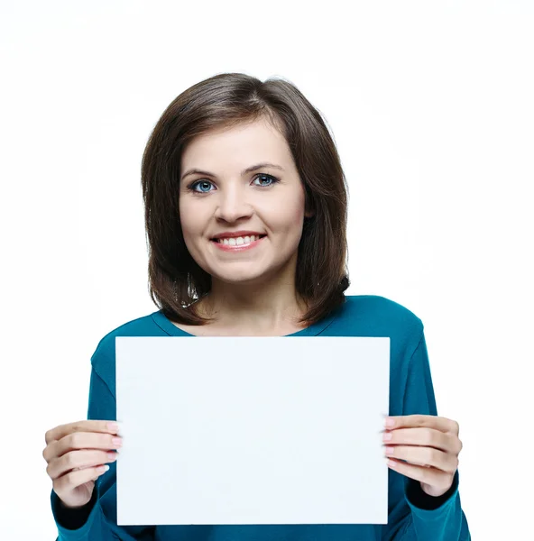 Aantrekkelijke jonge vrouw in een blauw shirt. houdt een poster. — Stockfoto