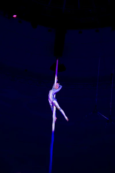 Flying gymnast — Stock Photo, Image