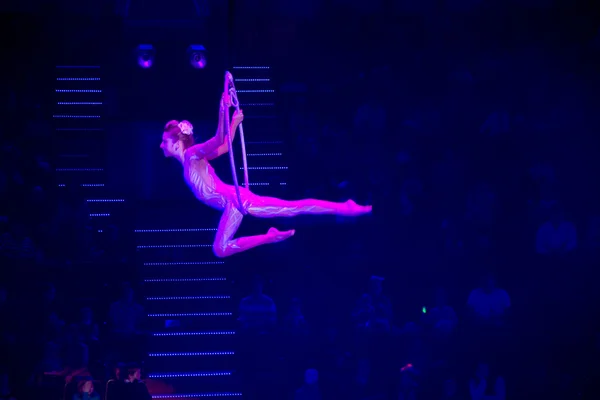 Flying gymnast — Stock Photo, Image