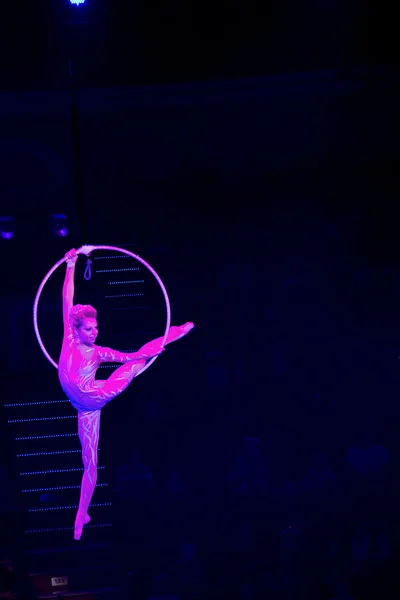 Flying gymnast — Stock Photo, Image