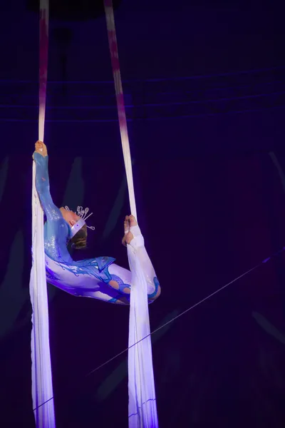 Flying gymnast — Stock Photo, Image