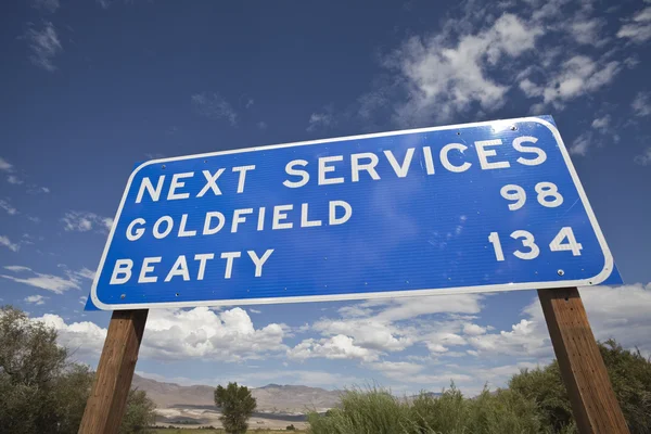 Volgende diensten ondertekenen in het midden van nevada — Stockfoto