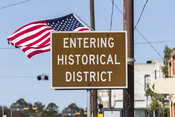 Entrando en el distrito histórico de la señal de tráfico con bandera americana —  Fotos de Stock