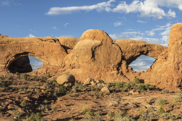 Double arche au parc national des Arches dans l'Utah, États-Unis . — Photo
