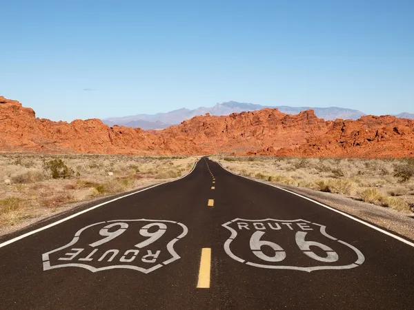 Ruta 66 Signo de pavimento con montañas de roca roja — Foto de Stock