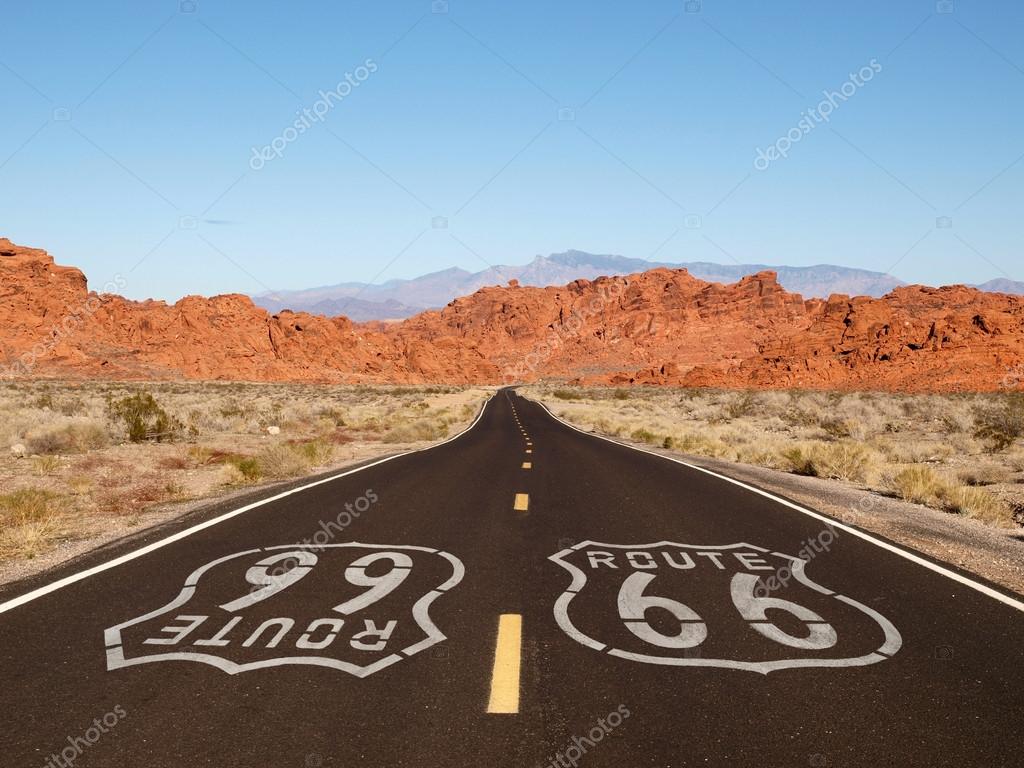 Ruta 66 Signo de pavimento con montañas de roca roja — Foto de stock  #17444217 © trekandshoot, image size:1024x768