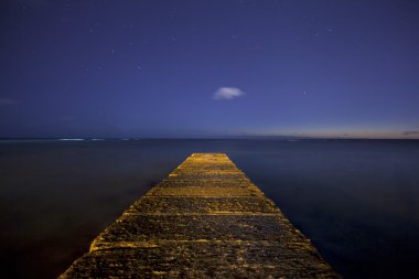 Waikiki beach yıldızı ile iskele gece gökyüzünü doldurdu
