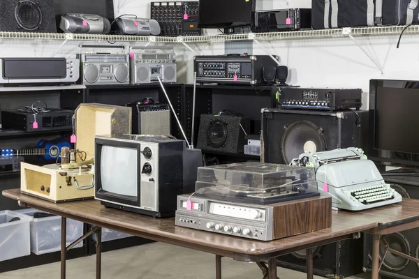 Interieur zuinigheid winkel met vintage elektronica — Stockfoto