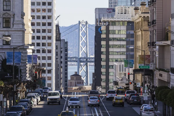 San Francisco tornyok és a Bay Bridge — Stock Fotó